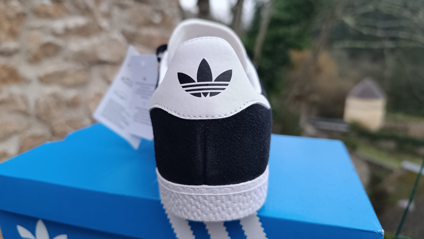 Destockage -50% baskets adidas gazelle mixte junior femme garçon fille .