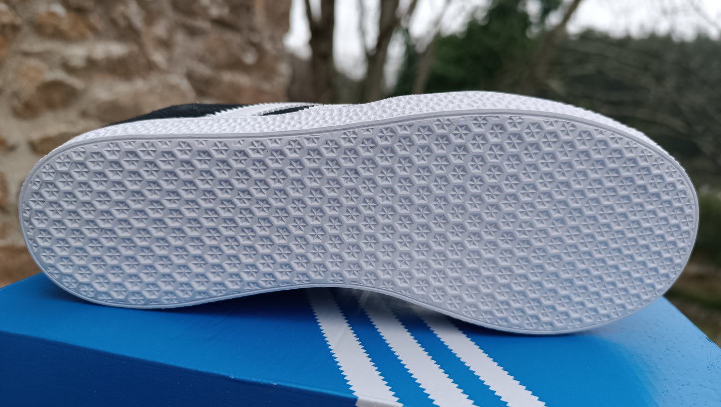Destockage -50% baskets adidas gazelle mixte junior femme garçon fille .